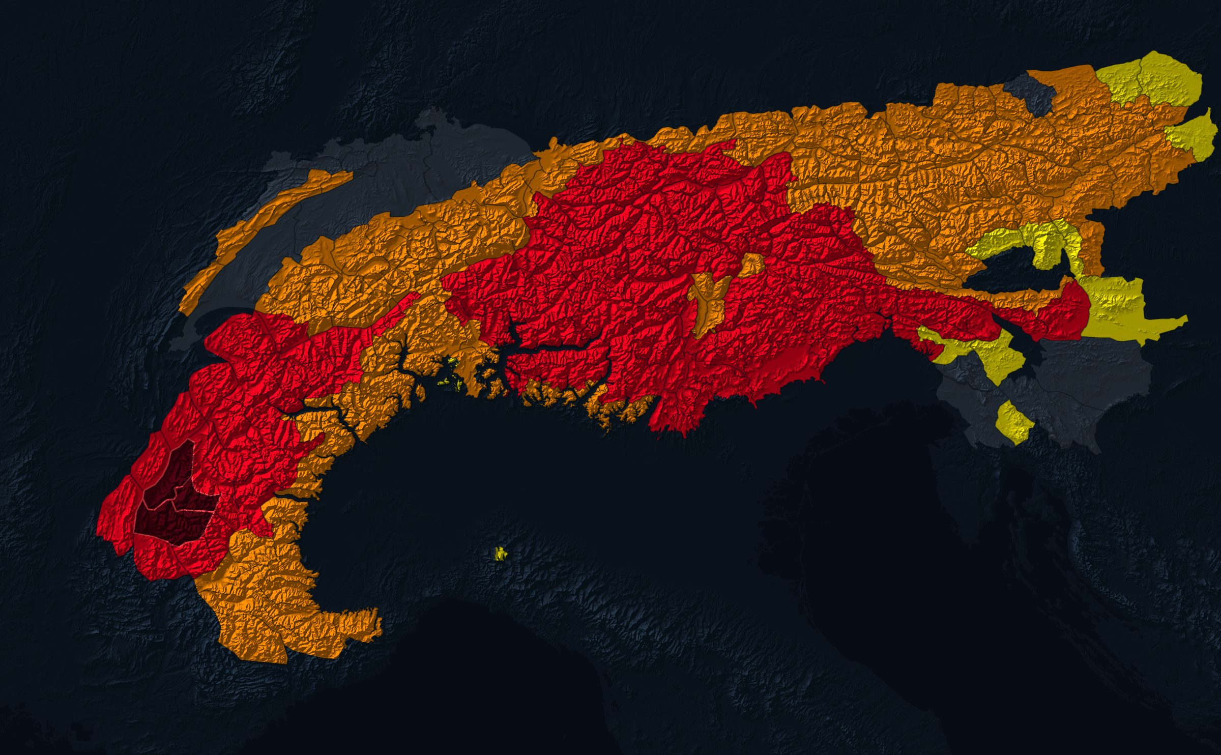 L'arco alpino intero colorato secondo il pericolo valanghe del 20 febbraio 2026. Il grado 4, in rosso, copre le Alpi francesi del nord, il Vallese, i Grigioni, il Tirolo e le Alpi italiane dall'Alto Adige al Friuli. Il grado 3, in arancione, copre quasi tutto il resto, e tre zone tra Belledonne e l'Oisans sono al grado 5.